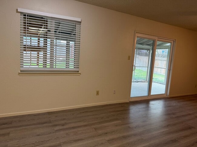 Building Photo - Remodeled 3 bedroom 1 bath house