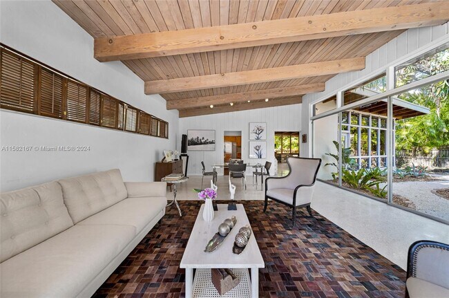 Foto del edificio - 2321 Tigertail Ct