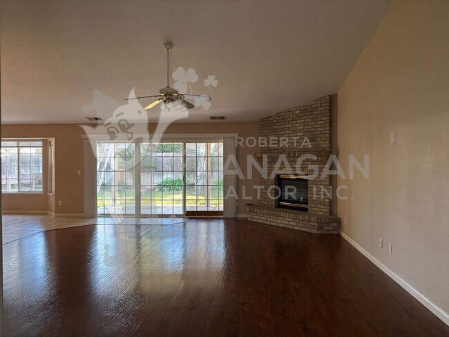 Foto del edificio - Large 4 Bedroom/ 2  Bathroom home