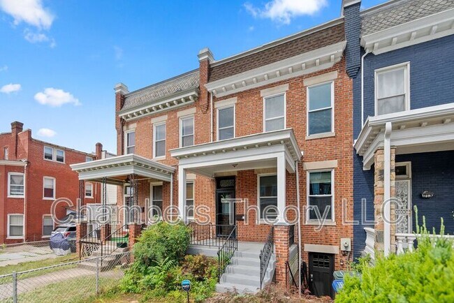 Foto del edificio - 3532 Warder St NW