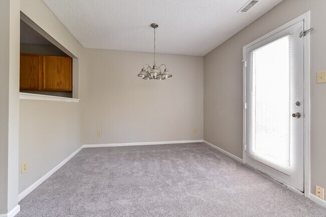 Foto del edificio - 2405 Collins Way