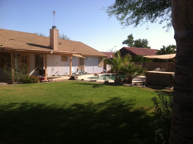 Foto del edificio - 465 E Providence Dr