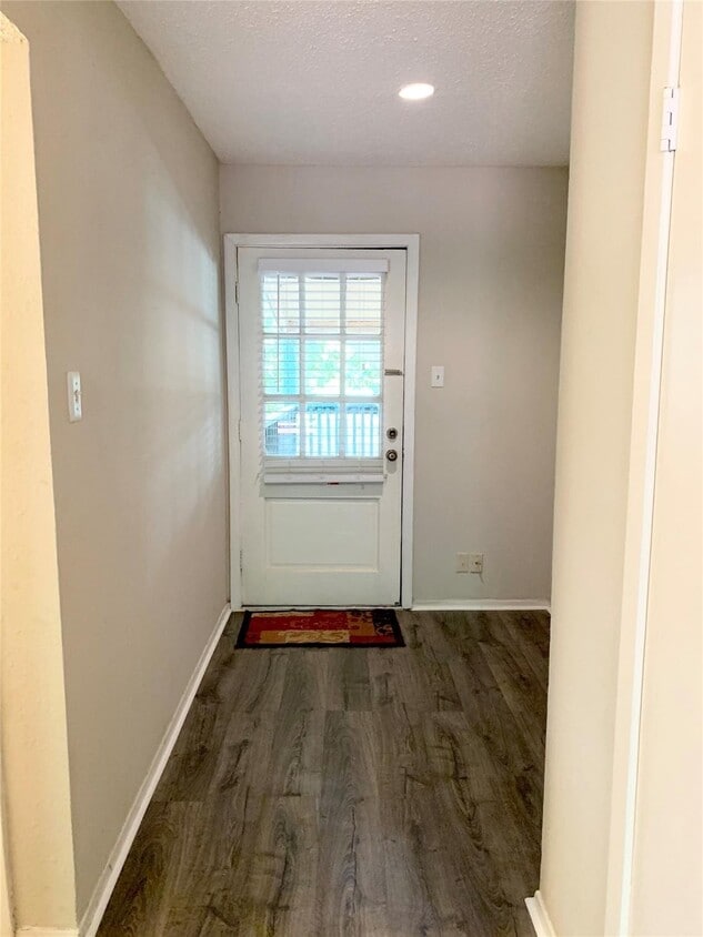 Building Photo - 8281 Kingsbrook Rd