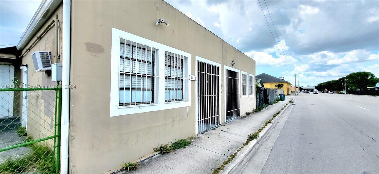 Primary Photo - 4419 NW 17th Ave