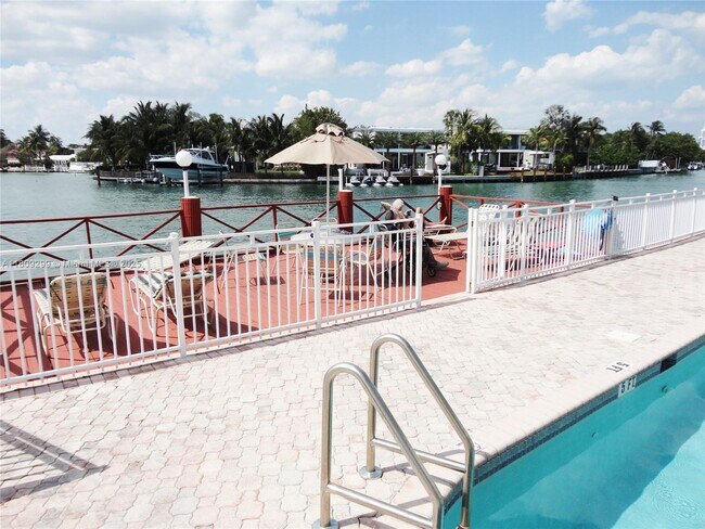Foto del edificio - 4740 Pine Tree Dr