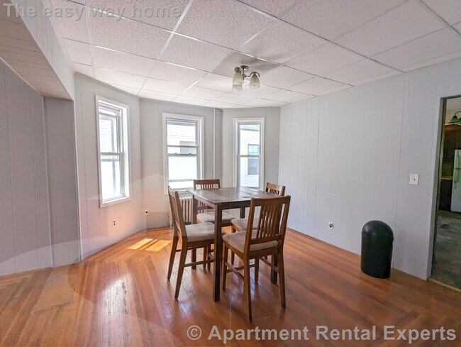 Building Photo - Davis Square 4 Bedroom, 2 Baths - New Reno