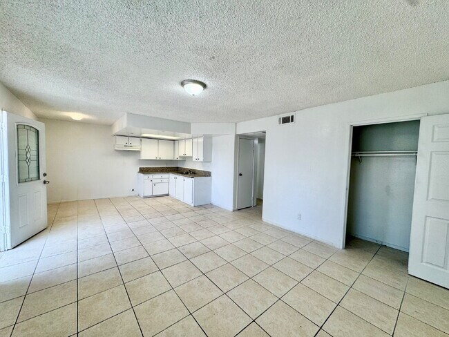 Building Photo - Bright & Budget-Friendly Condo for rent Ac...