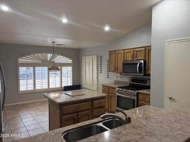 Building Photo - 15401 W Amelia Dr
