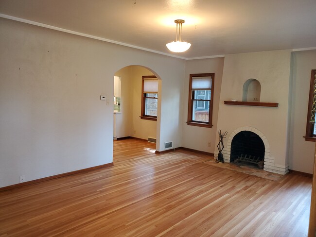 Fireplace & hardwood floors - 911 W 19th Ave