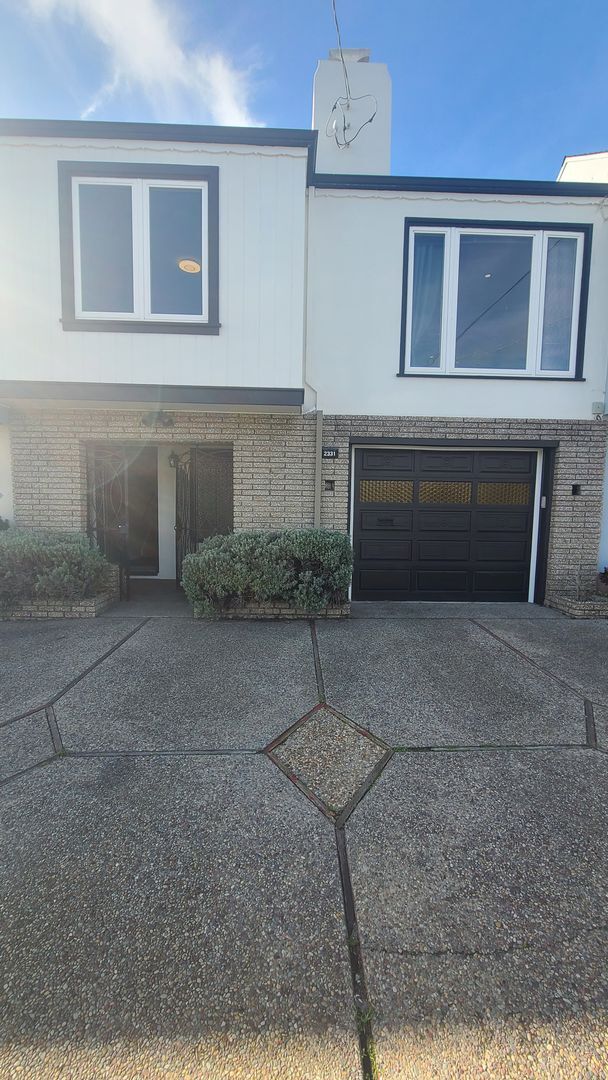 Building Photo - Fabulous full of light single family house...