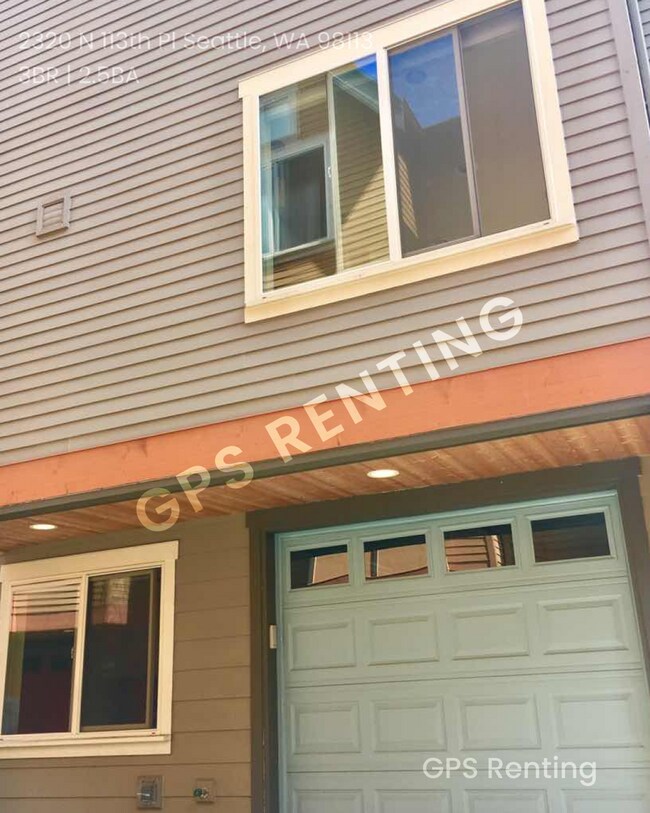 Building Photo - 3 Bed 2.5 Bath Town Home in North Seattle