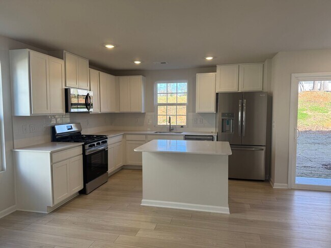 Foto del edificio - Brand New 3/2.5 Townhome Available In Reidville - Ready To Move In!