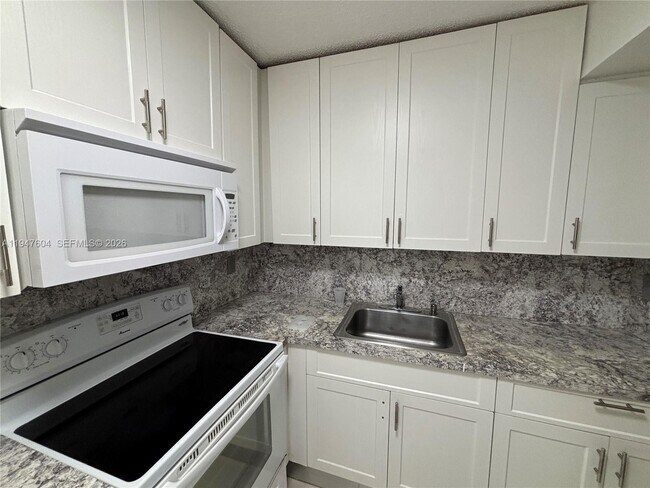 Building Photo - 13850 SW 93rd Ln