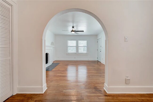 Foto del edificio - * * * $1,000 Move-in Special * * * Historic Charm Meets Modern Comfort Near The Plaza! * * * $1,0...