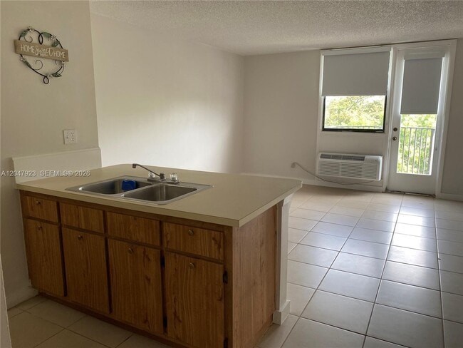 Building Photo - 2701 Riverside Dr