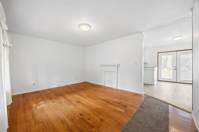 Foto del edificio - Classic Brick Ranch with 24x24 Workshop, Fenced Yard & Garden Beds