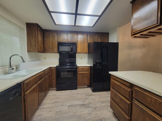 Foto del edificio - Great 3 bedroom, 2 bath, 2 car garage dupl...