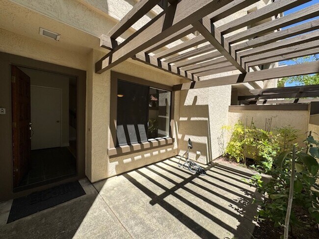 Foto del edificio - Nicely updated 3 bedroom, 2 bath 2 story t...