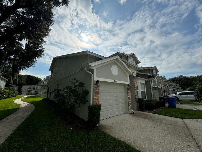 Foto del edificio - Available for move-in October 17th! RECENT...