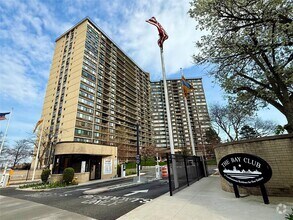 Building Photo - 2 Bay Club Dr