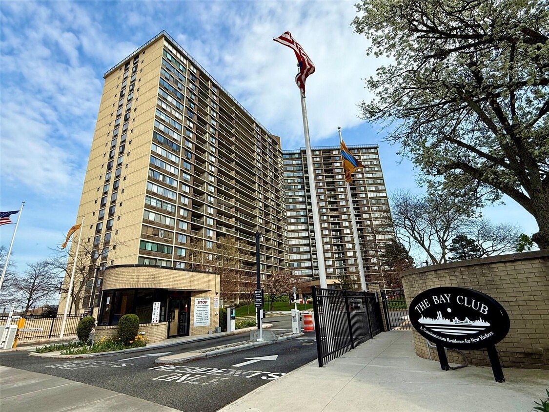 Primary Photo - 2 Bay Club Dr