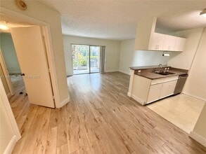 Building Photo - 410 S Park Rd