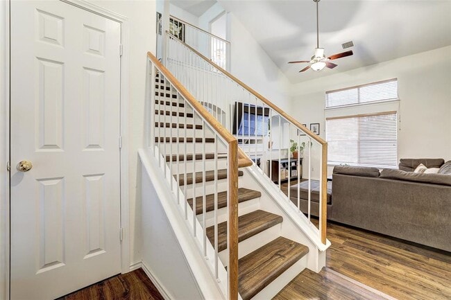 Foto del edificio - 15501 Sarah's Creek Dr