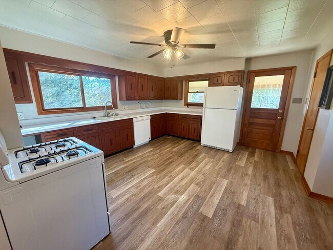 Foto del edificio - 3 Bed 1.5 Bath Single Family Home in Elcho - Now offering a 6 MONTH lease opportunity!