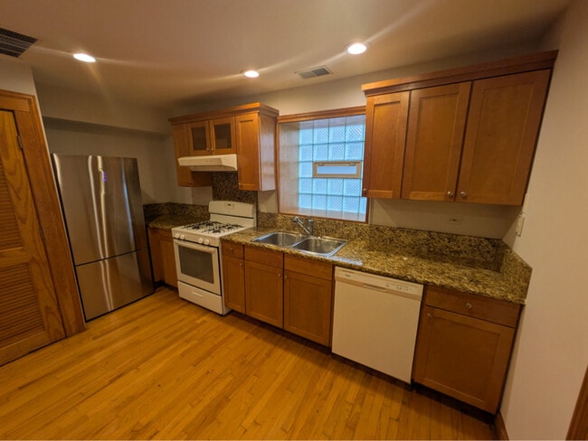 Building Photo - 3242 W Wrightwood Ave