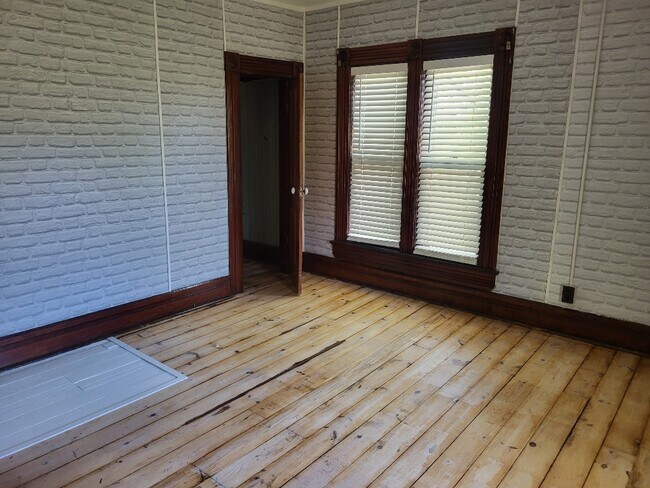 Foto del edificio - 688 W Tompkins St