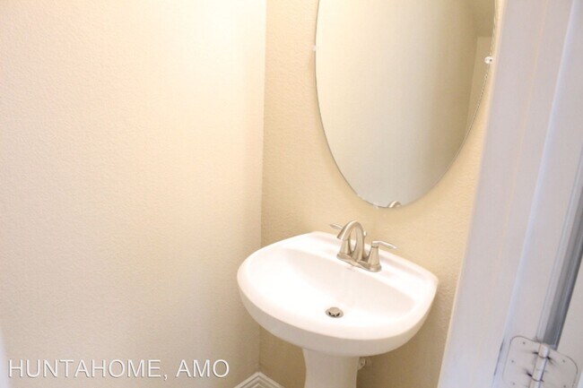 Building Photo - 4 br, 2.5 bath House - 1901 Nob Hill Court