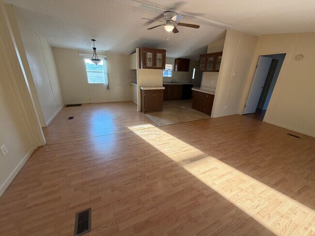 Foto del edificio - AVAILABLE NOW!