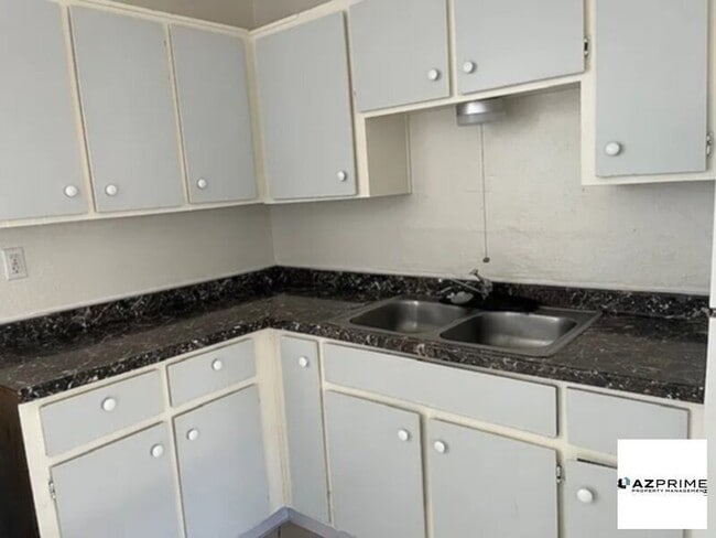 Building Photo - W Vernon Ave