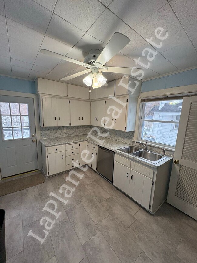 Foto del edificio - Charming 3-Bedroom Home in Central Toledo – Spacious Layout & Convenient Location