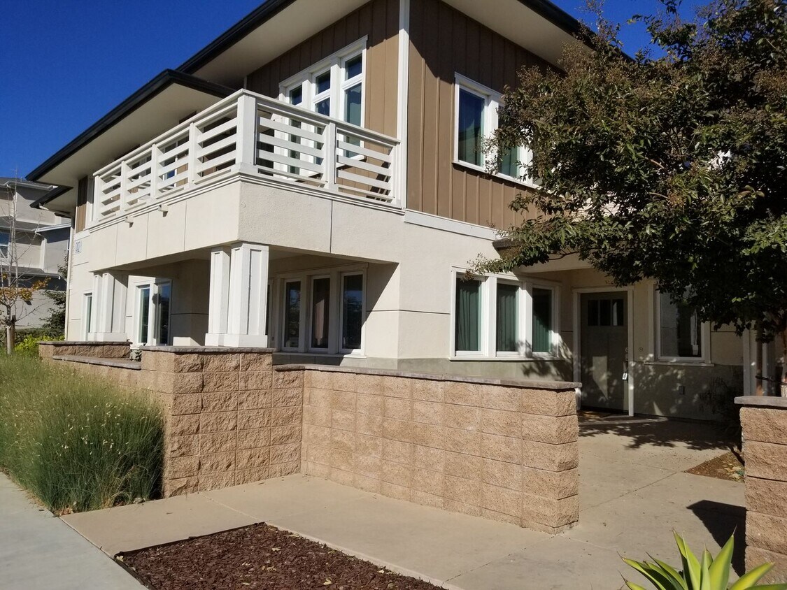 Primary Photo - Spacious Condo 3 bedrooms, 2 bathrooms Bui...