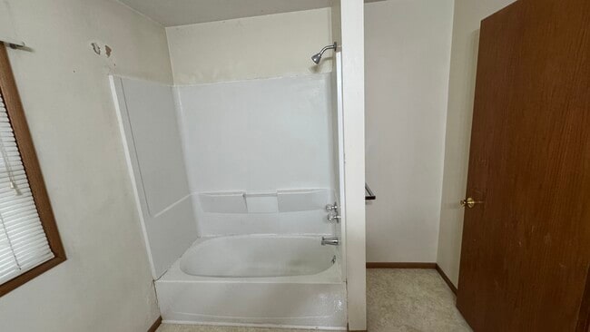 Building Photo - 406 S Chicago Ave