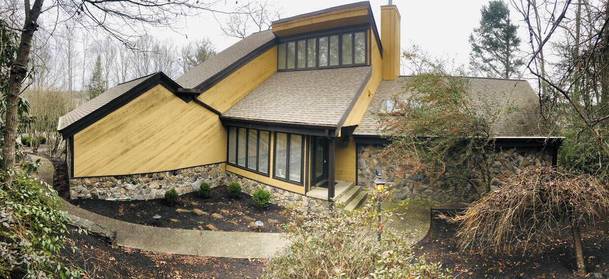 Primary Photo - 206 E Bunting Ln