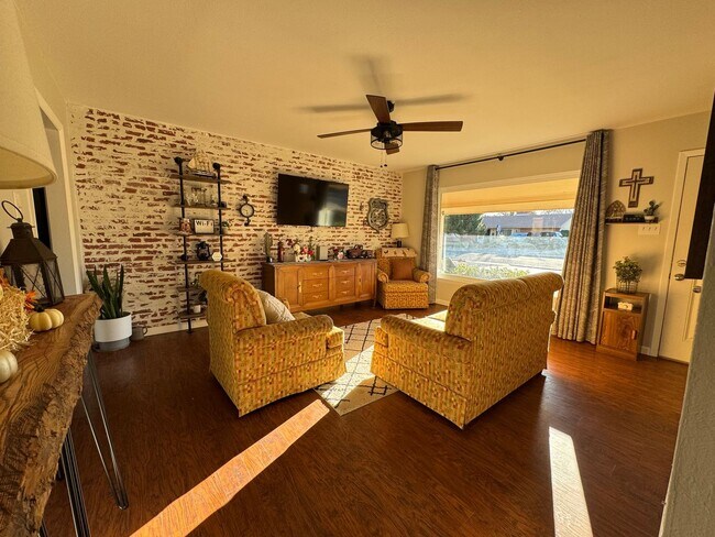 Foto del edificio - Beautiful fully furnished all bills paid home!