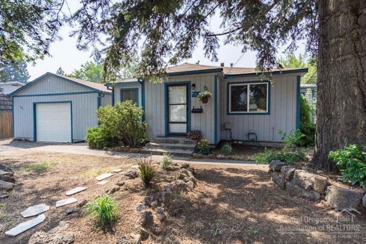 Foto principal - 455 NE Clay Ave