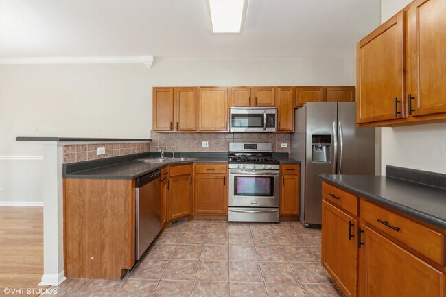 Foto del edificio - 2215 Stoughton Dr