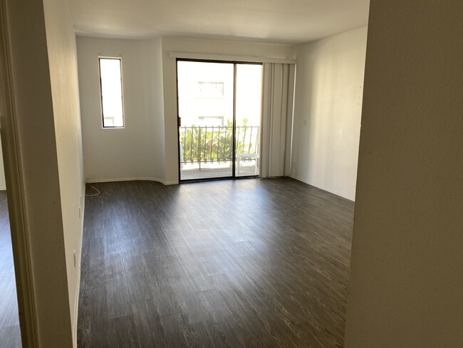 1 bed 1 Bath - 350 N Oakhurst Dr