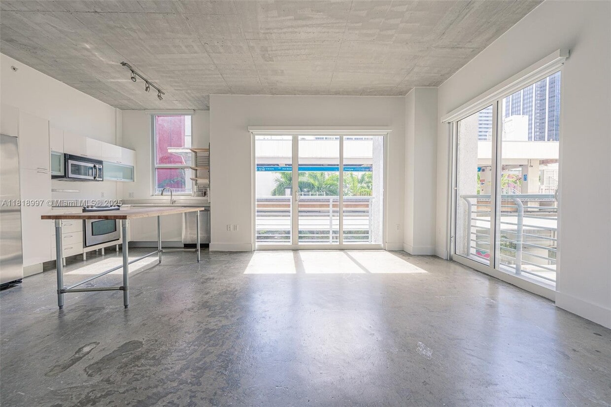 Foto principal - 133 NE 2nd Ave