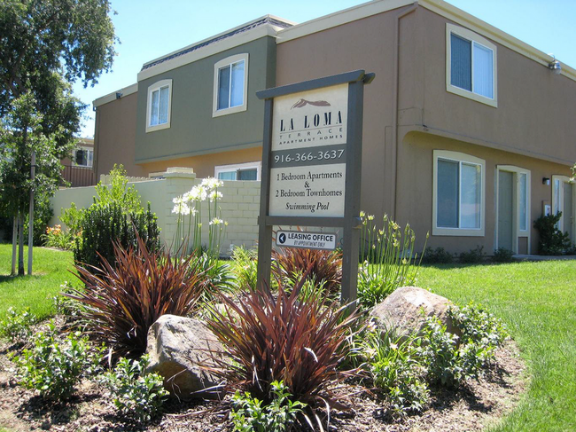 Letrero de La Loma al Frente - La Loma Terrace