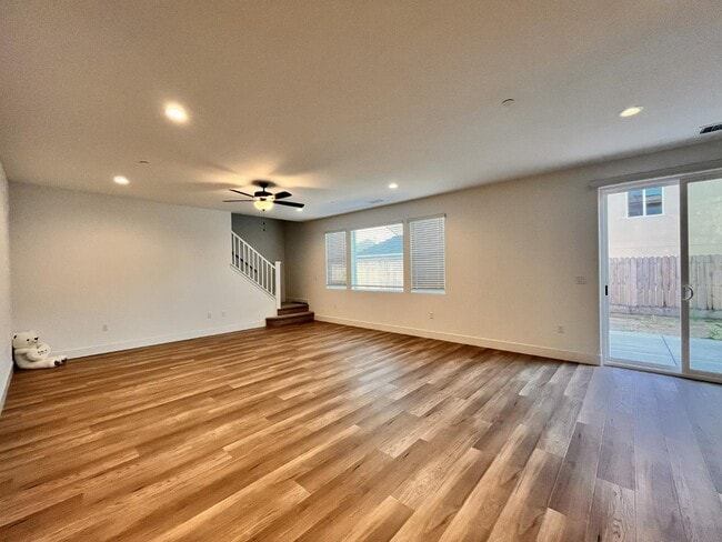 Building Photo - 2827 E Colina Dr