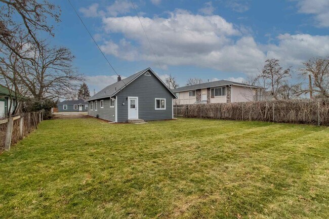 Foto del edificio - 1731 E Sanson Ave