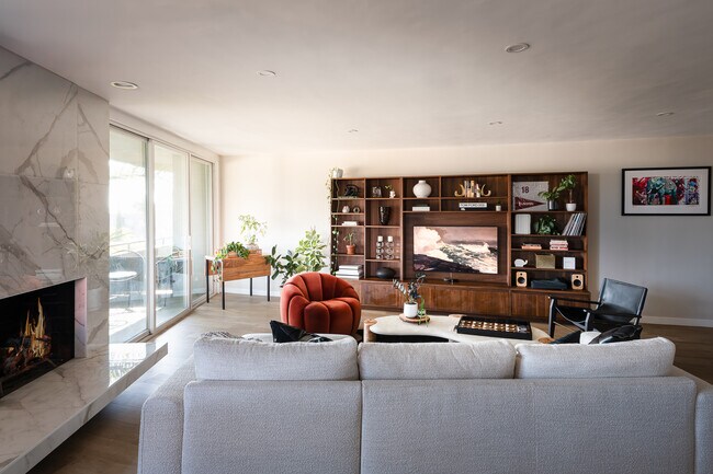 Foto del edificio - 8401 Fountain Ave