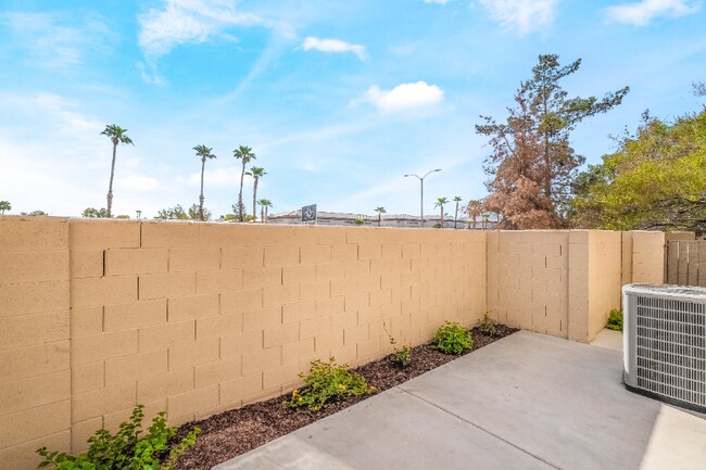 Foto del edificio - 2600 Twin Pines Ave