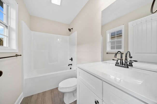 Building Photo - 920 Foch St