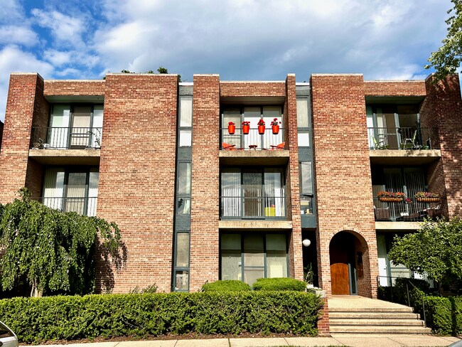 Building Photo - 5435 N Artesian Ave