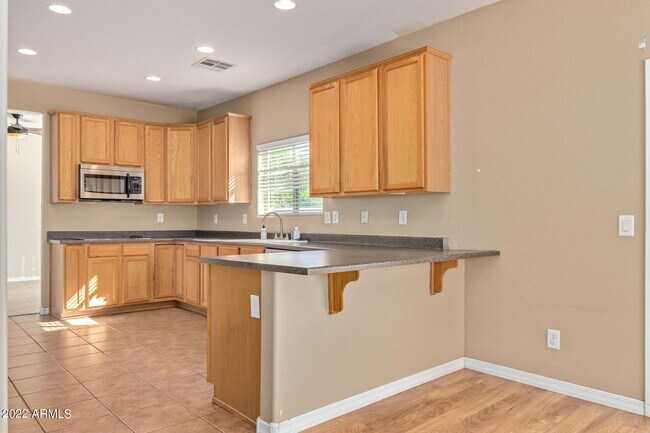 Building Photo - Beautiful 5 bedroom, 3 bathroom home in Surprise AZ